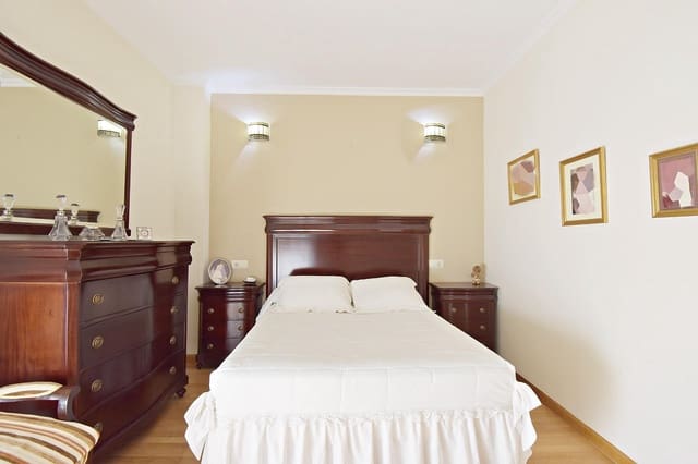 4 slaapkamer Rijtjeshuis te koop in Jerez de la Frontera met zwembad - € 490.000 (Ref: 9296886)