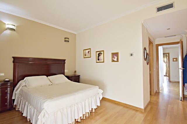 4 slaapkamer Rijtjeshuis te koop in Jerez de la Frontera met zwembad - € 490.000 (Ref: 9296886)