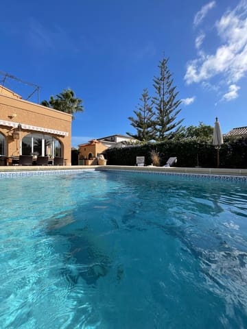 4 bedroom Villa for sale in Calpe / Calp with pool garage - € 875,000 (Ref: 9606788)