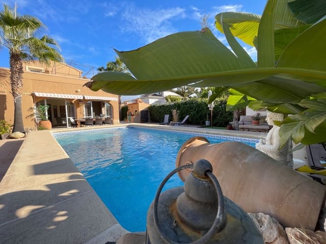 4 bedroom Villa for sale in Calpe / Calp with pool garage - € 875,000 (Ref: 9606788)