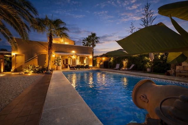 4 soveværelse Villa til salg i Calpe / Calp med swimmingpool garage - € 875.000 (Ref: 9606788)