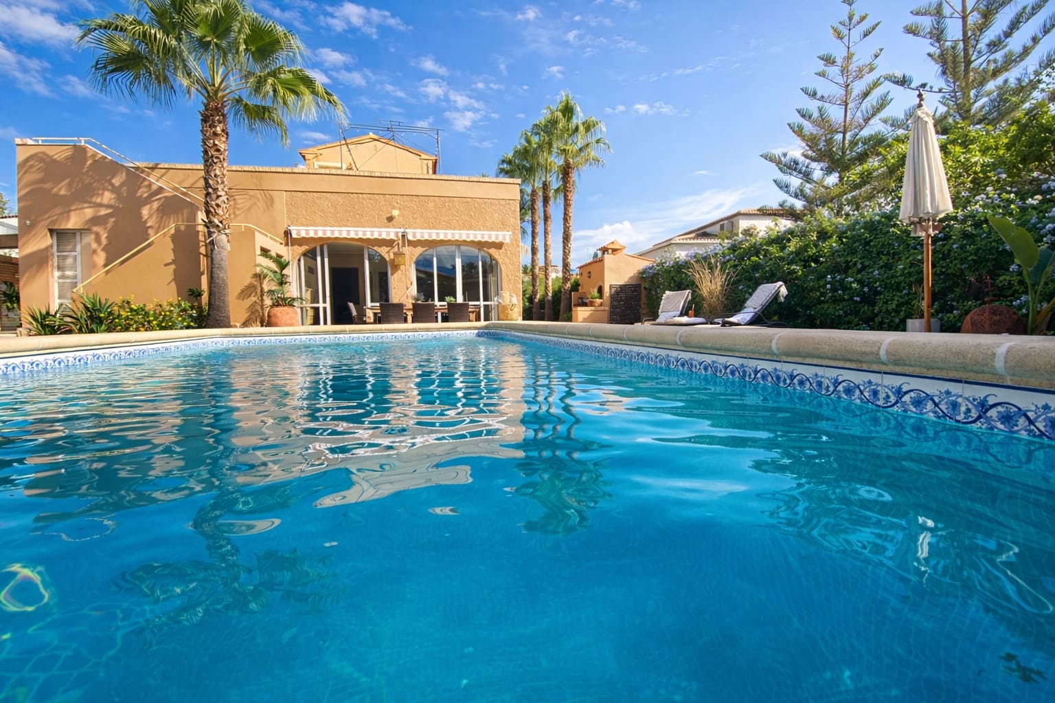 4 bedroom Villa for sale in Calpe / Calp with pool garage - € 875,000 (Ref: 9606788)