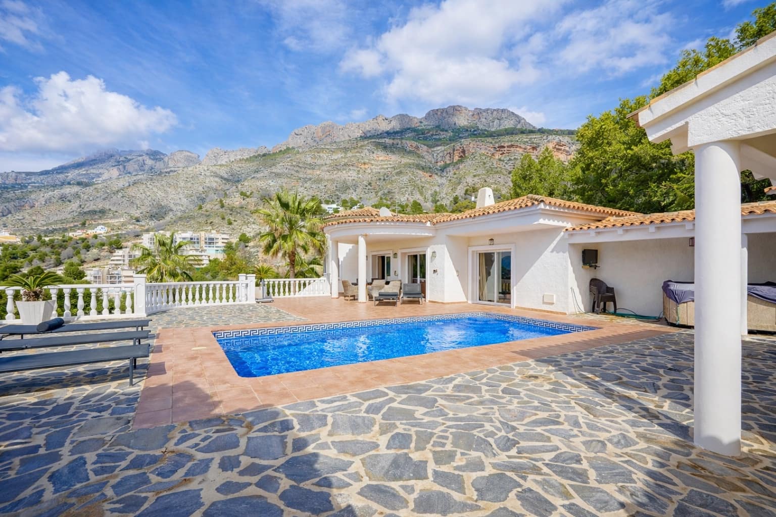 4 bedroom Villa for sale in Altea with pool garage - € 1,295,000 (Ref: 9629615)