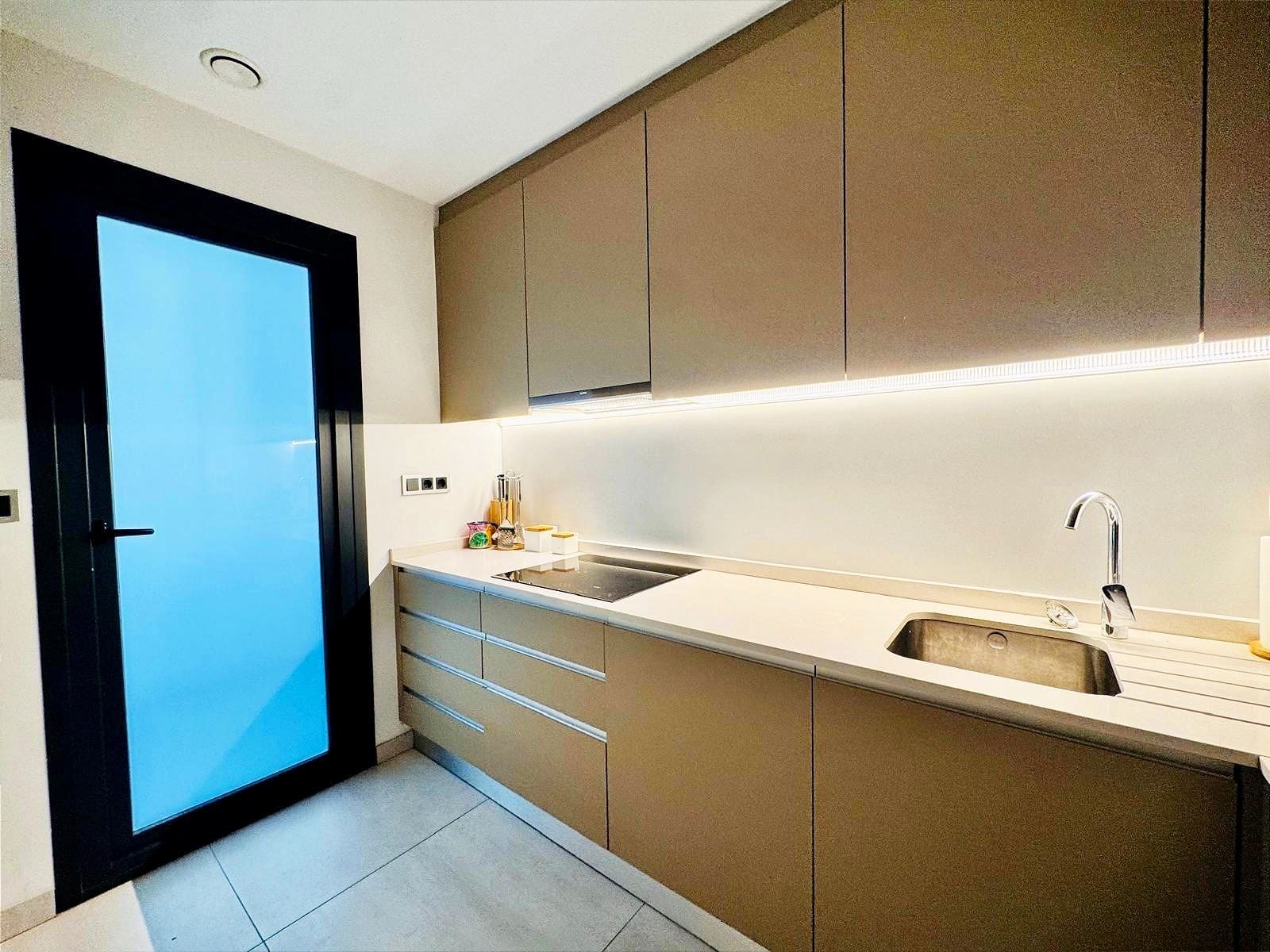 2 soverom Leilighet til salgs i Benidorm med svømmebasseng - € 680 000 (Ref: 10159838)