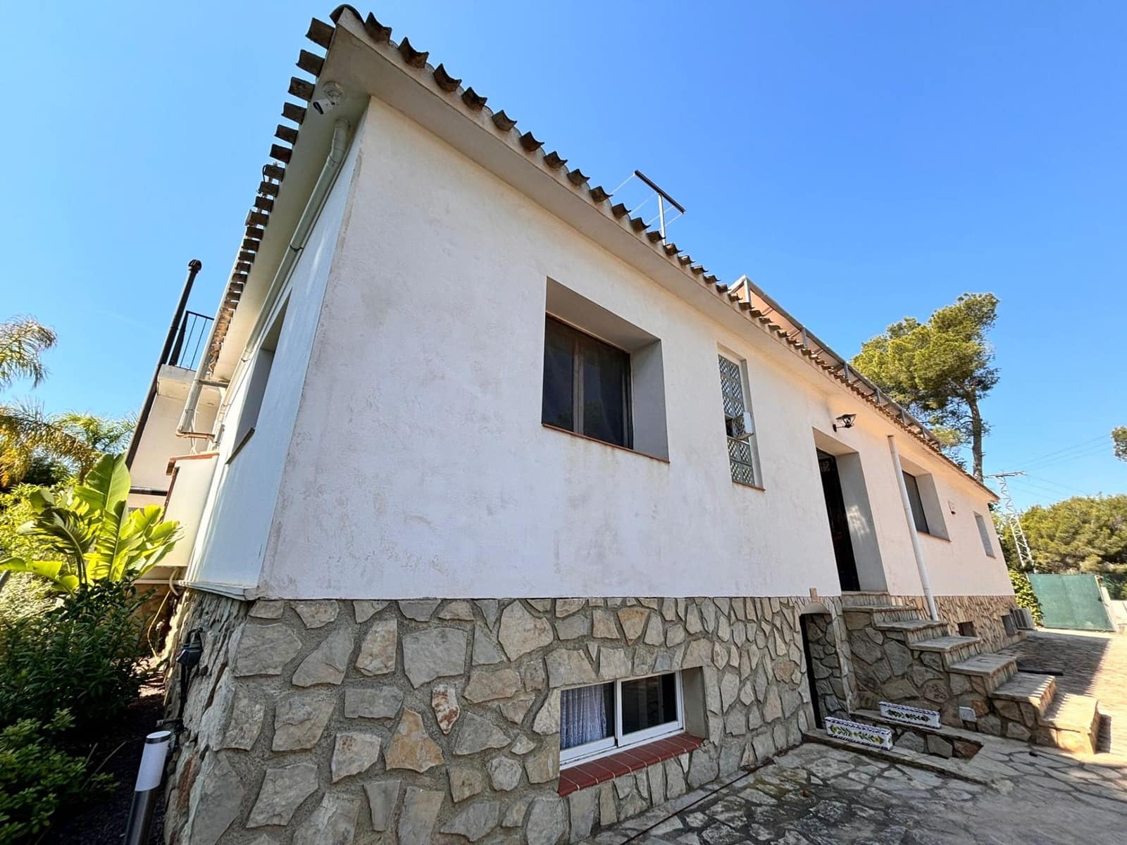 6 bedroom Villa for sale in Alfaz del Pi / L'Alfas del Pi with pool - € 525,000 (Ref: 8445850)