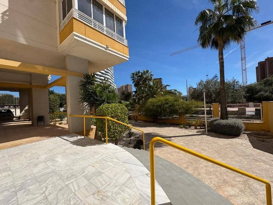 3 bedroom Flat for sale in Benidorm with pool - € 355,000 (Ref: 9065325)