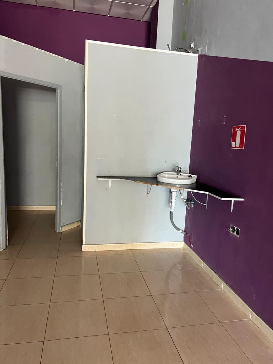 Commercial for sale in Benidorm - € 179,000 (Ref: 9712107)