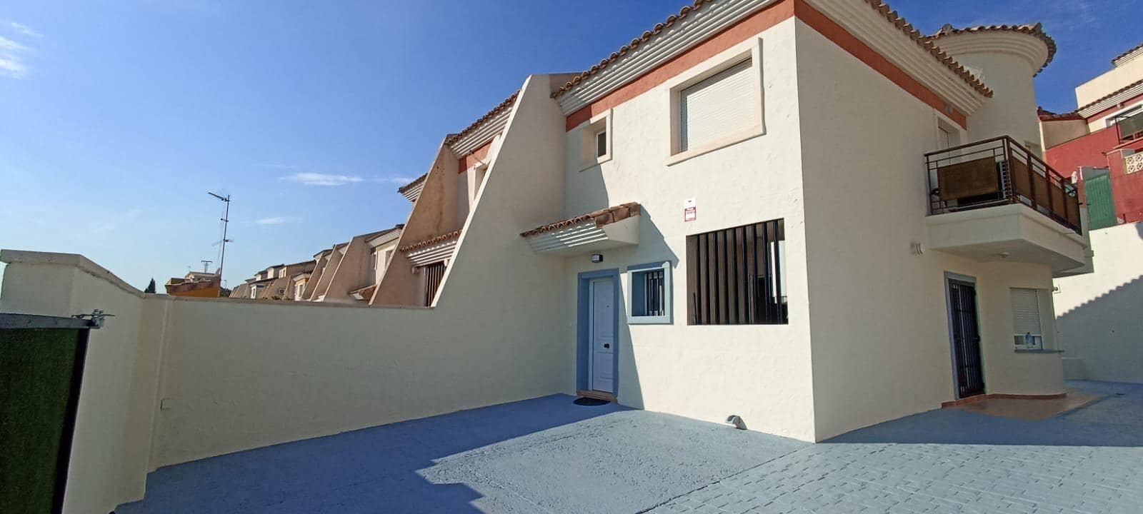 Adosado de 3 habitaciones en Finestrat en alquiler con piscina garaje - 1.500 € (Ref: 9873663)