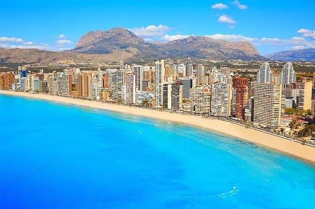 90 chambre Hôtel à vendre à Poniente, Benidorm - 8 500 000 € (Ref: 9894023)