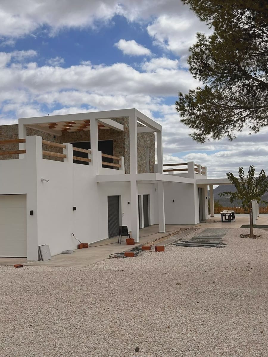Chalet de 4 habitaciones en Pinoso en venta con piscina garaje - 600.000 € (Ref: 10017762)