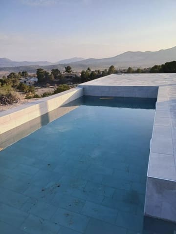 Chalet de 4 habitaciones en Pinoso en venta con piscina garaje - 600.000 € (Ref: 10017762)