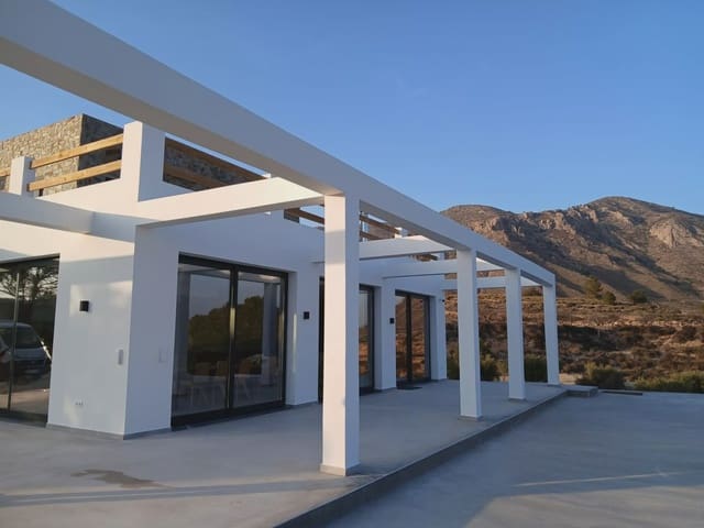 Chalet de 4 habitaciones en Pinoso en venta con piscina garaje - 600.000 € (Ref: 10017762)