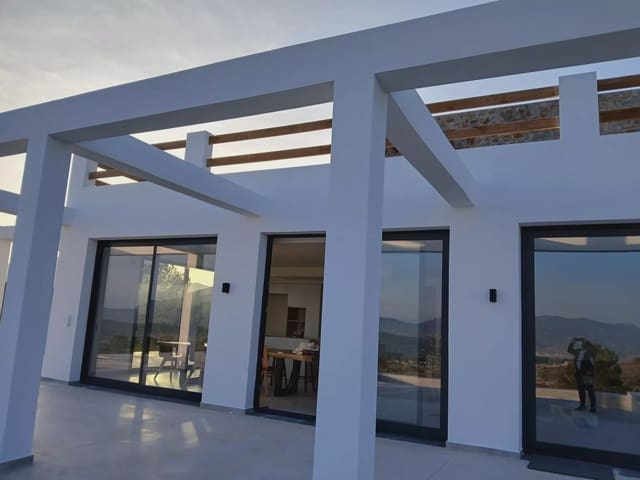 Chalet de 4 habitaciones en Pinoso en venta con piscina garaje - 600.000 € (Ref: 10017762)