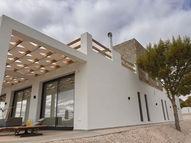 Chalet de 4 habitaciones en Pinoso en venta con piscina garaje - 600.000 € (Ref: 10017762)