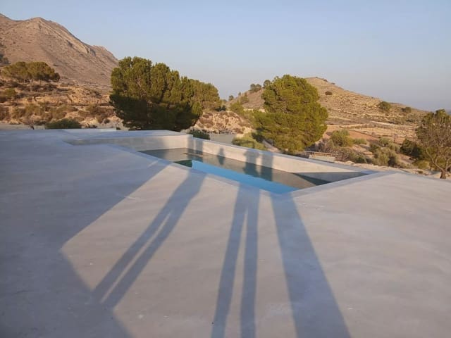 Chalet de 4 habitaciones en Pinoso en venta con piscina garaje - 600.000 € (Ref: 10017762)
