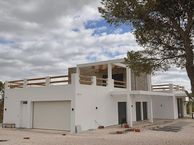 Chalet de 4 habitaciones en Pinoso en venta con piscina garaje - 600.000 € (Ref: 10017762)