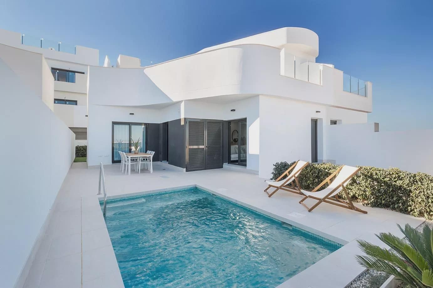 3 soverom Kjedet enebolig til salgs i Torrevieja med svømmebasseng garasje - € 539 000 (Ref: 7915551)