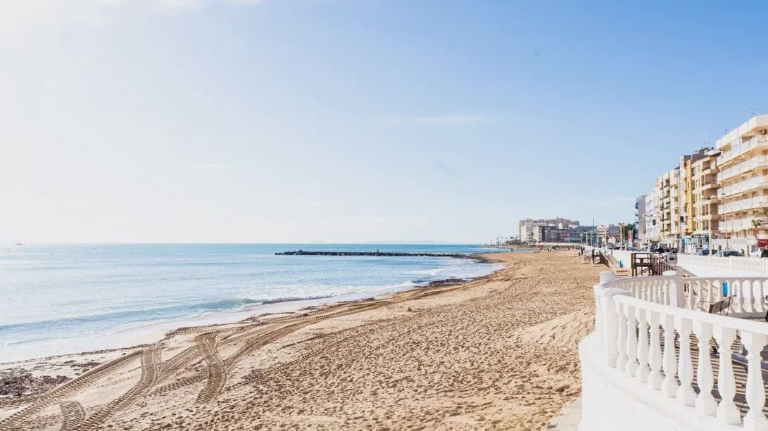 3 soverom Kjedet enebolig til salgs i Torrevieja med svømmebasseng garasje - € 539 000 (Ref: 7915551)