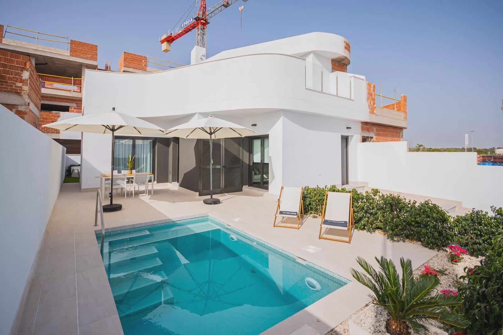 3 soverom Kjedet enebolig til salgs i Torrevieja med svømmebasseng garasje - € 539 000 (Ref: 7915551)