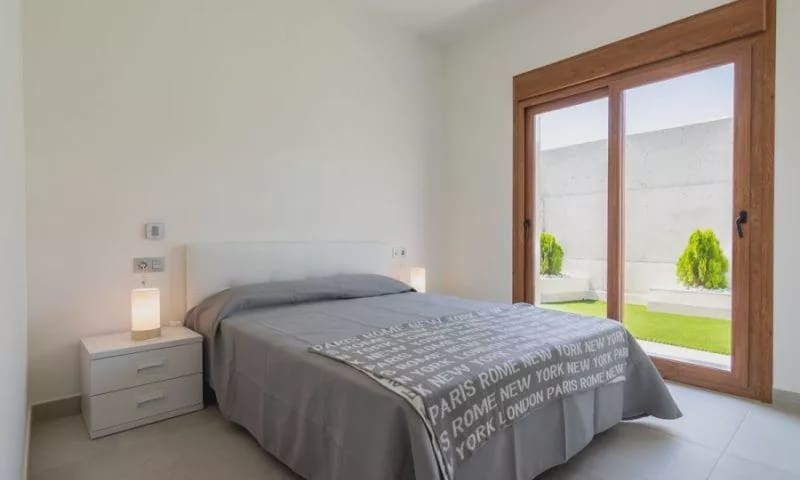 3 sypialnia Willa na sprzedaż w Torrevieja z basenem - 750 000 € (Ref: 7915668)