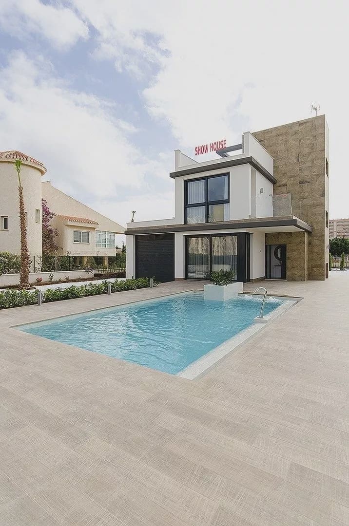 4 bedroom Villa for sale in Playa Honda with pool garage - € 742,000 (Ref: 7915882)