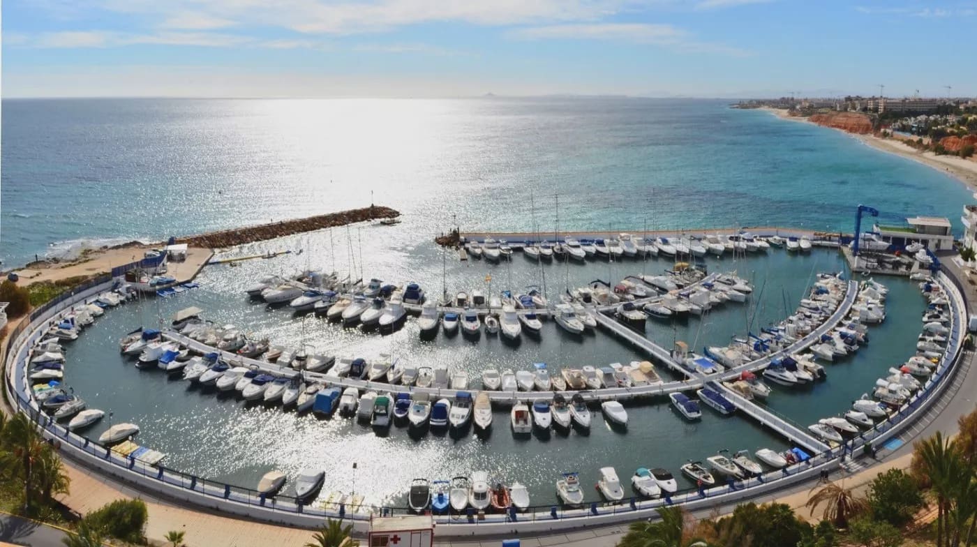 4 chambre Villa/Maison à vendre à Orihuela Costa avec piscine garage - 3 600 000 € (Ref: 7916344)