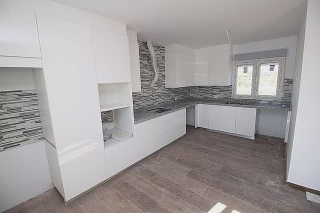 4 soveværelse Villa til salg i Pinoso med swimmingpool garage - € 375.000 (Ref: 8096721)