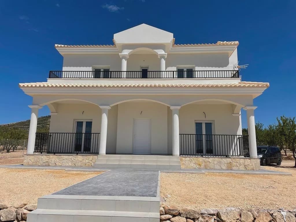 4 bedroom Villa for sale in Pinoso with pool garage - € 397,000 (Ref: 8096722)