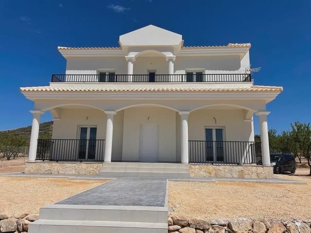 Chalet de 4 habitaciones en Pinoso en venta con piscina garaje - 397.000 € (Ref: 8096722)