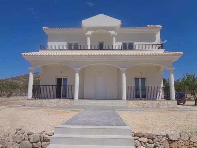 Chalet de 4 habitaciones en Pinoso en venta con piscina garaje - 397.000 € (Ref: 8096722)