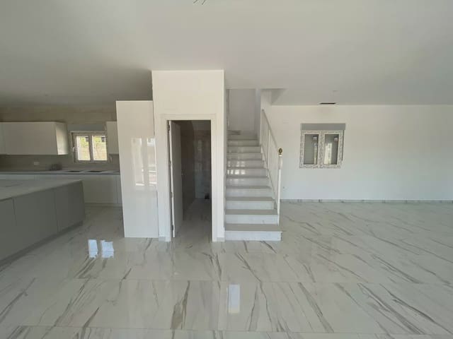 Chalet de 6 habitaciones en Pinoso en venta con piscina garaje - 611.000 € (Ref: 8096726)
