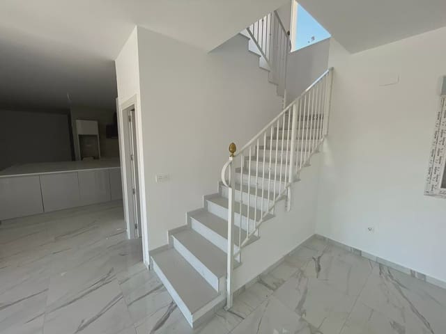 Chalet de 6 habitaciones en Pinoso en venta con piscina garaje - 611.000 € (Ref: 8096726)