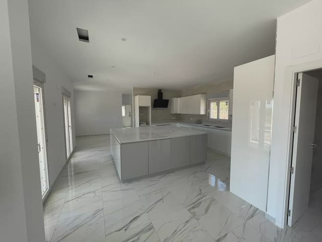 Chalet de 6 habitaciones en Pinoso en venta con piscina garaje - 611.000 € (Ref: 8096726)