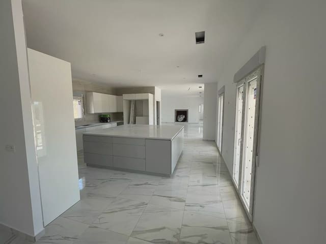 Chalet de 6 habitaciones en Pinoso en venta con piscina garaje - 611.000 € (Ref: 8096726)