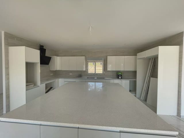 Chalet de 6 habitaciones en Pinoso en venta con piscina garaje - 611.000 € (Ref: 8096726)