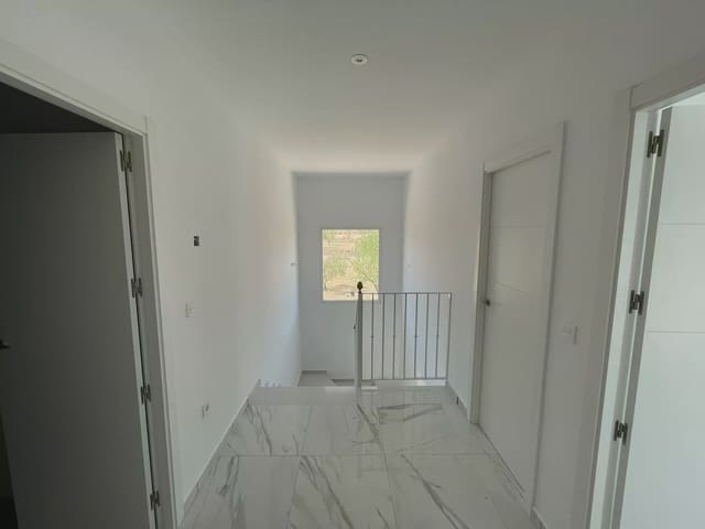 Chalet de 6 habitaciones en Pinoso en venta con piscina garaje - 611.000 € (Ref: 8096726)