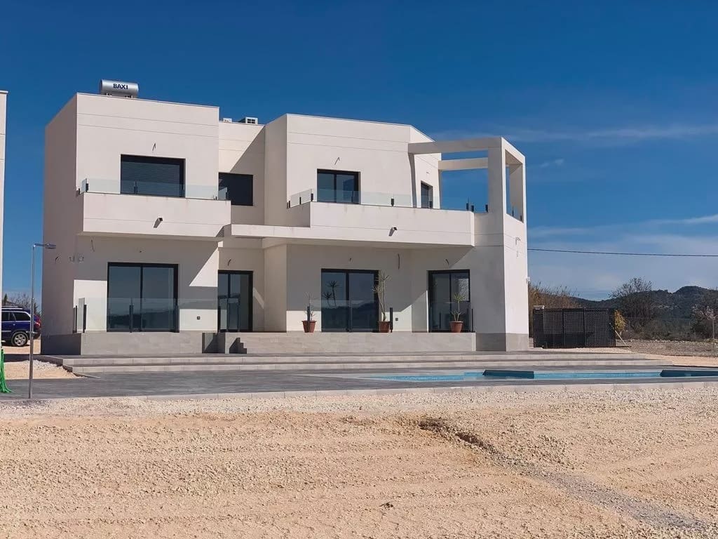 4 bedroom Villa for sale in Pinoso with pool garage - € 518,000 (Ref: 8096729)