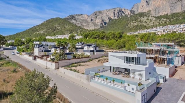 3 soveværelse Villa til salg i Polop med swimmingpool garage - € 755.000 (Ref: 9086704)