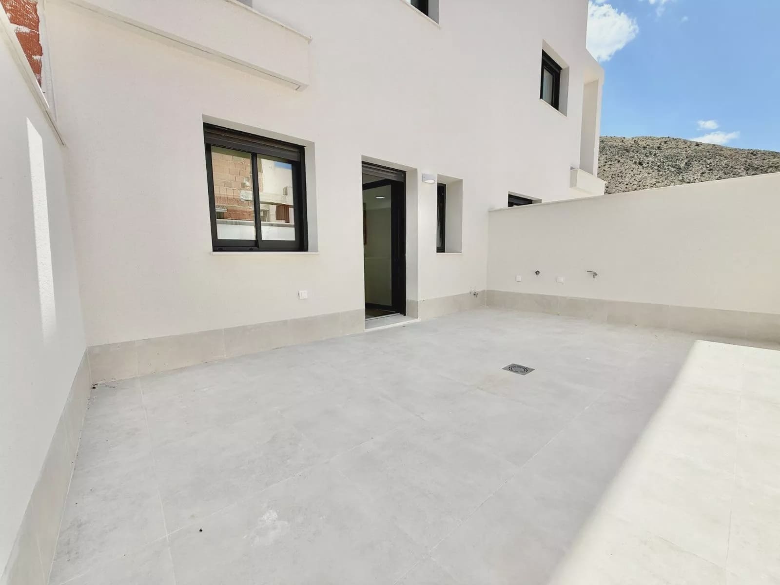 3 soverom Hus til salgs i Cox med svømmebasseng garasje - € 240 000 (Ref: 9086772)