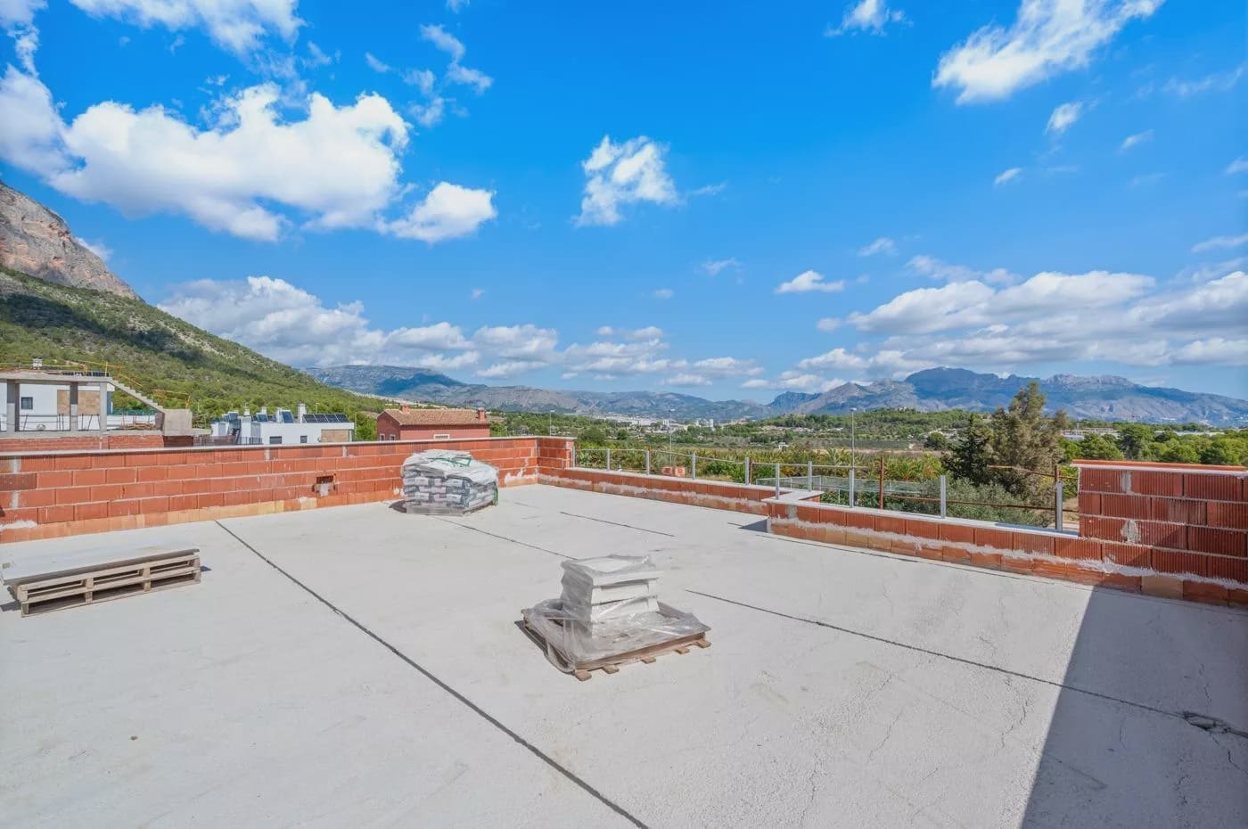 5 bedroom Villa for sale in Polop with garage - € 568,000 (Ref: 9086865)