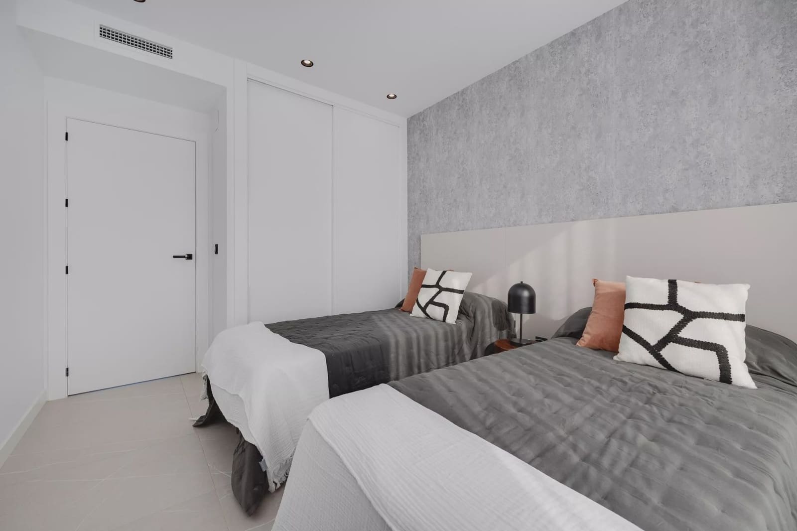3 slaapkamer Villa te koop in Torrevieja met zwembad garage - € 585.000 (Ref: 9087023)