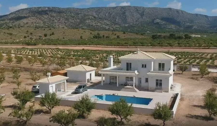 4 soveværelse Villa til salg i Pinoso med swimmingpool - € 491.000 (Ref: 9415757)