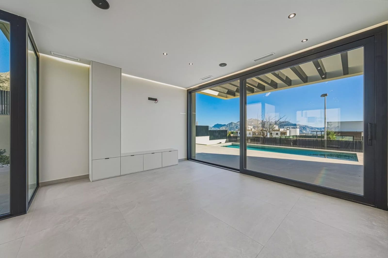 4 bedroom Villa for sale in Polop with pool - € 970,000 (Ref: 9638882)