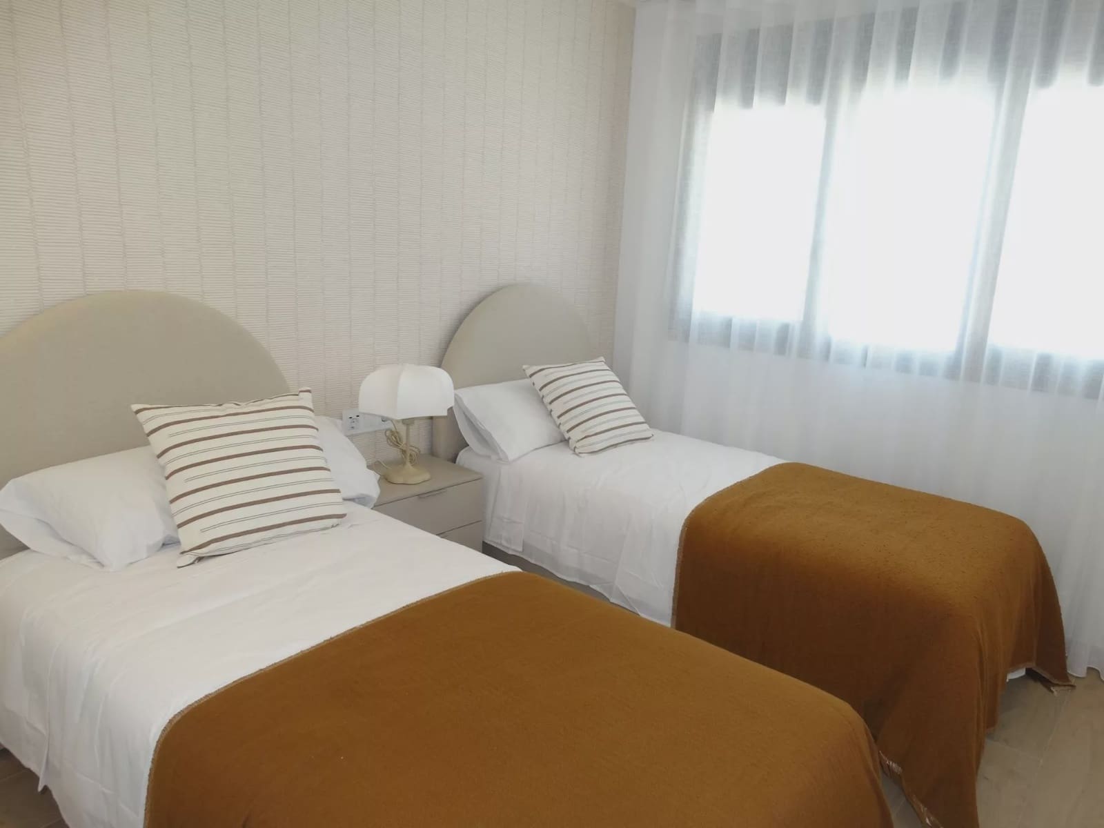 Bungalow de 2 habitaciones en Pilar de la Horadada en venta con piscina garaje - 245.000 € (Ref: 9831113)