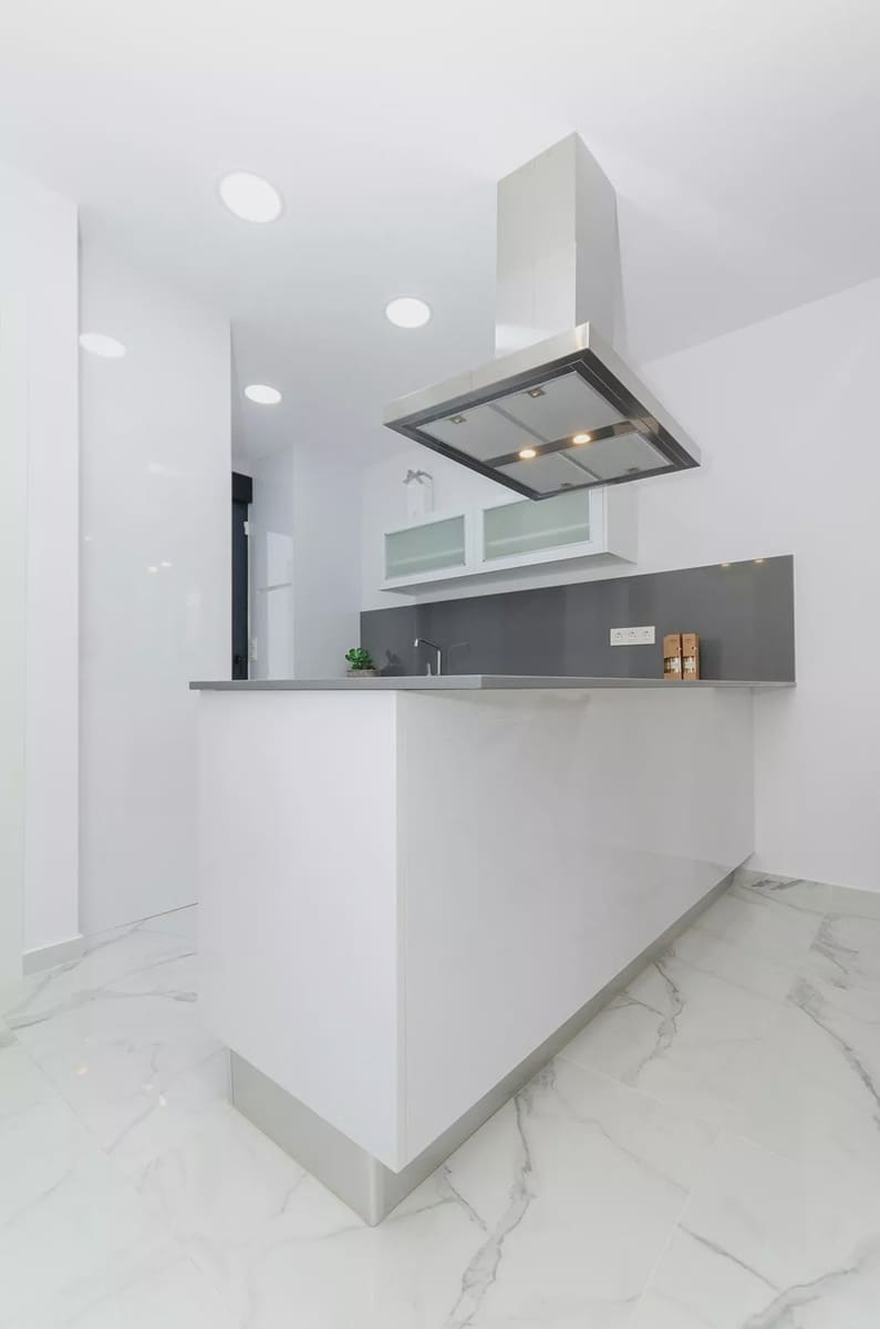 3 soverom Villa til salgs i Torrevieja med svømmebasseng garasje - € 424 000 (Ref: 9909379)