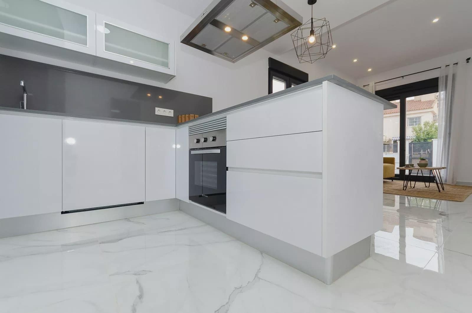 3 soverom Villa til salgs i Torrevieja med svømmebasseng garasje - € 424 000 (Ref: 9909379)