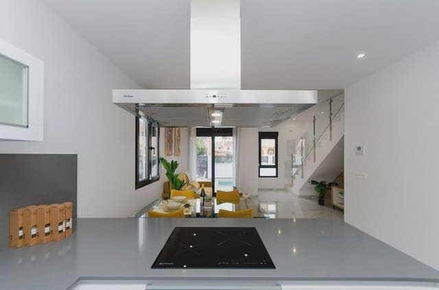3 soverom Villa til salgs i El Chaparral - La Siesta - La Torreta, Torrevieja med svømmebasseng garasje - € 424 000 (Ref: 9909379)