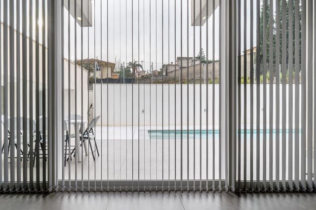 3 soveværelse Villa til salg i Otura med swimmingpool garage - € 749.000 (Ref: 9534169)