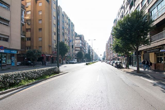 Kommersiell til salgs i Camino de Ronda - Rosaleda, Granada by - € 200 000 (Ref: 9534174)