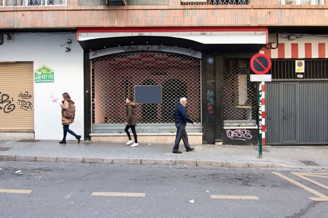 Kommersiell til salgs i Camino de Ronda - Rosaleda, Granada by - € 200 000 (Ref: 9534174)